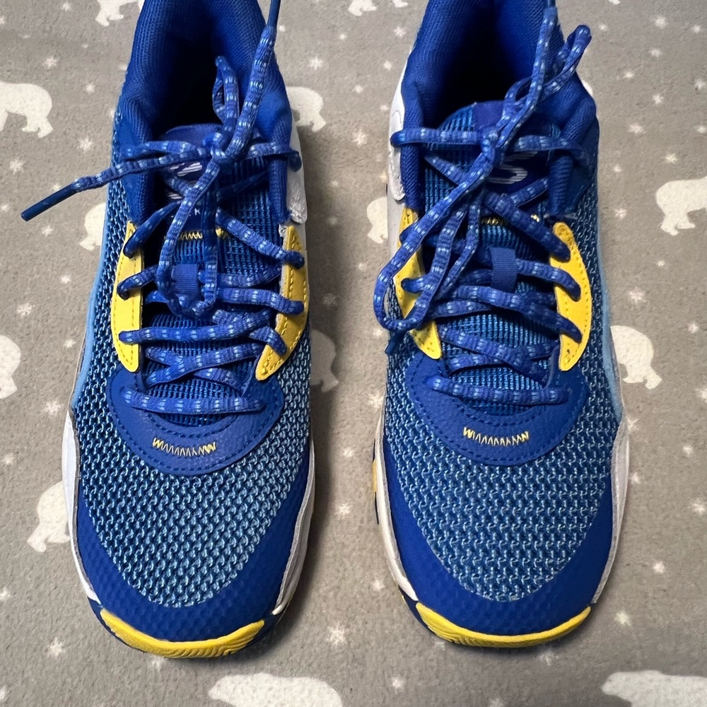 Used boys UA Steph Curry basketball sneakers